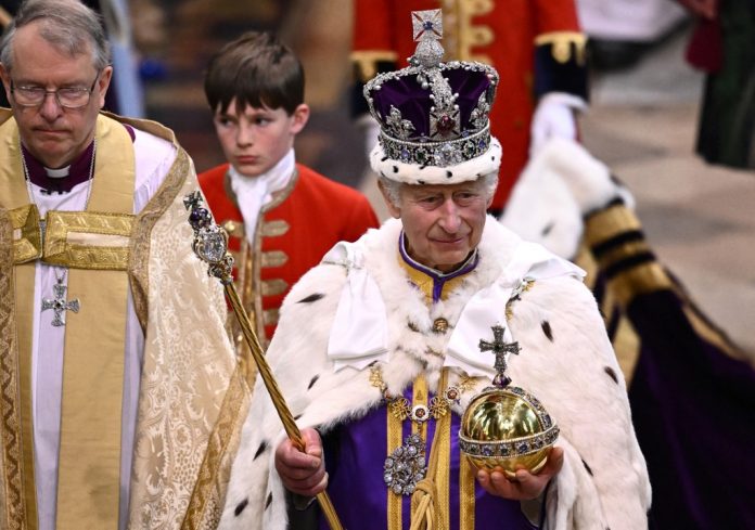 Carlos III es coronado rey de Gran Bretaña