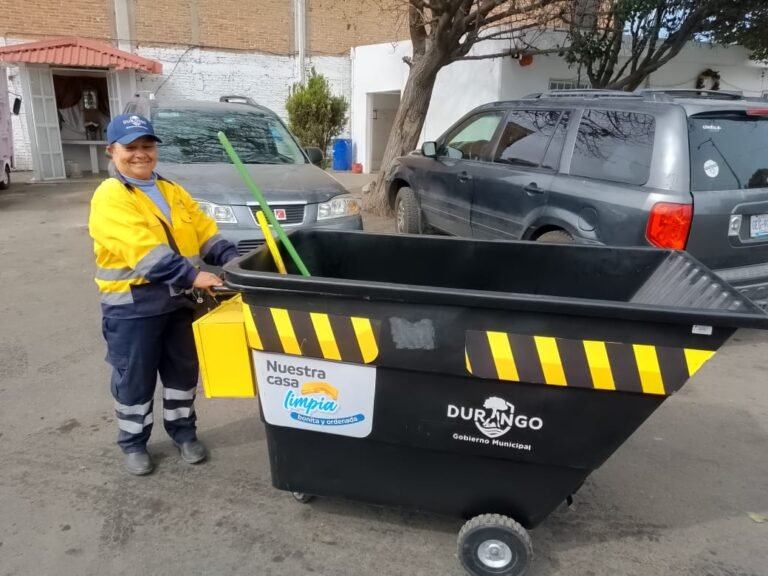 Doña Dolores enchula Durango; ahora de la mano de los perroncitos