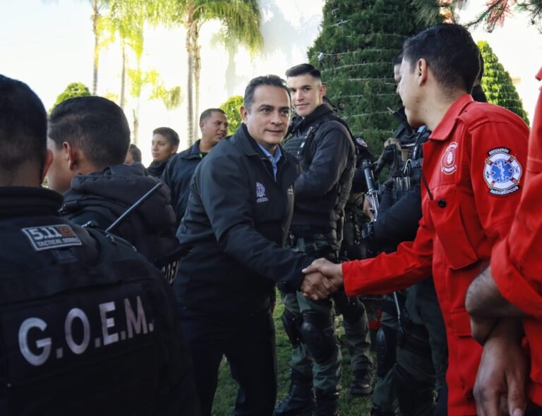 Reconoce Toño Ochoa a héroes que rescataron a familia de un incendio