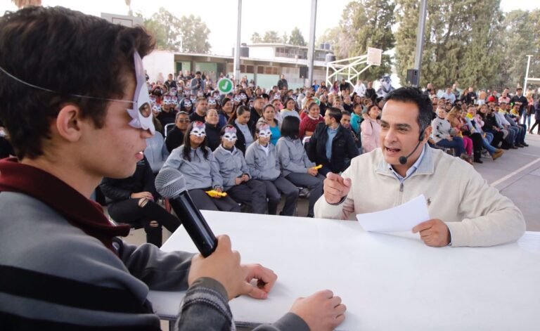Van por la cancha de sus sueños los alumnos de la Secundaria #53