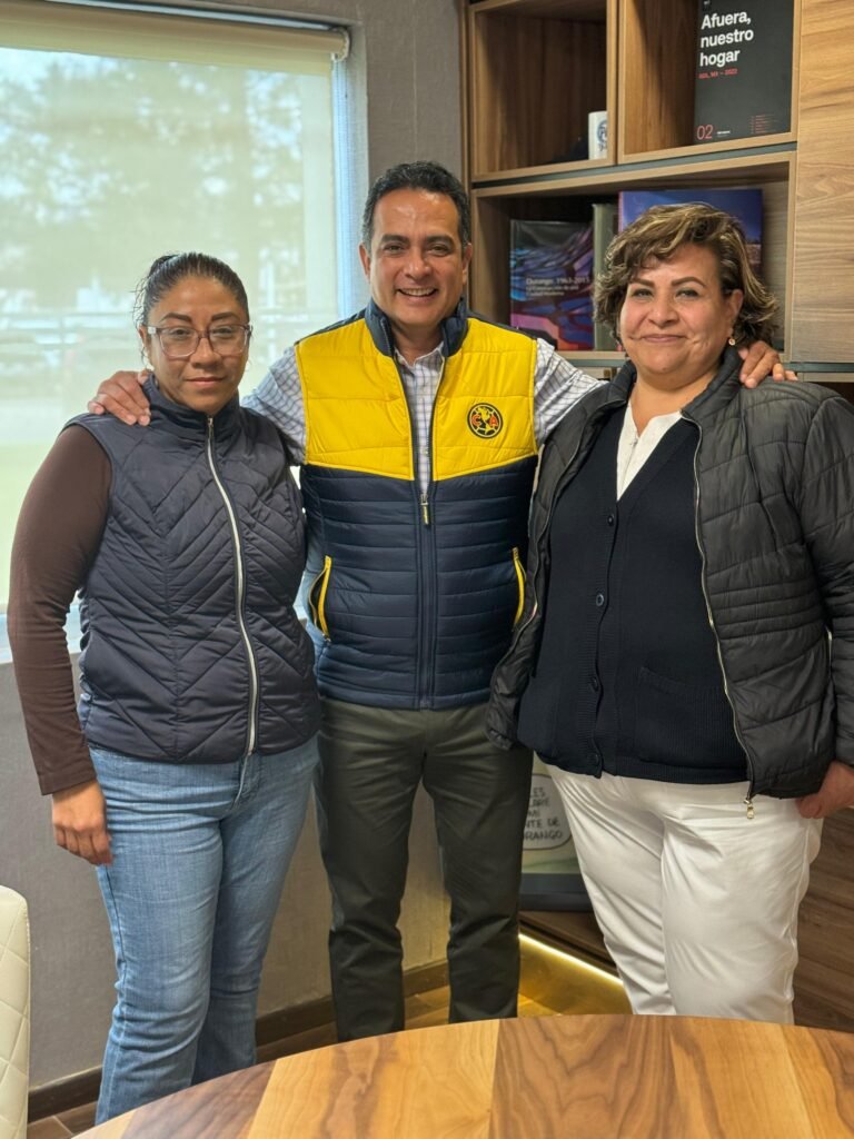 Un solo equipo por la niñez duranguense: Toño Ochoa y trabajadoras del Hospital del Niño
