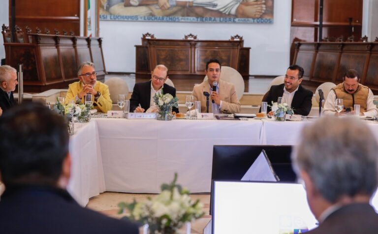 Unidos construimos el futuro de la gran familia de Durango: Toño Ochoa