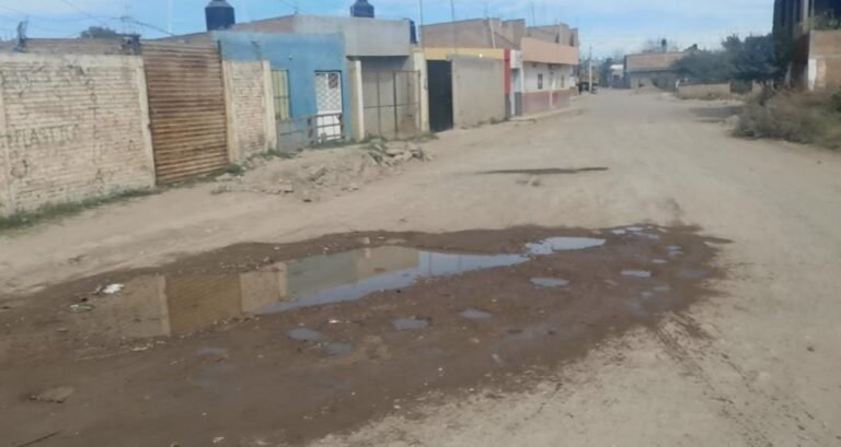 Baches ocasionan daños de vehículos y caída de personas 
