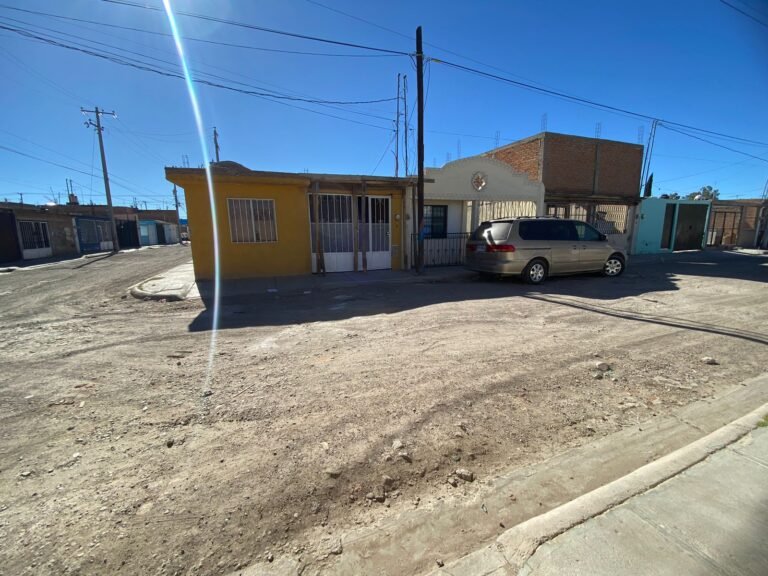 Denuncian residentes calle en mal estado en Jardines de San Antonio