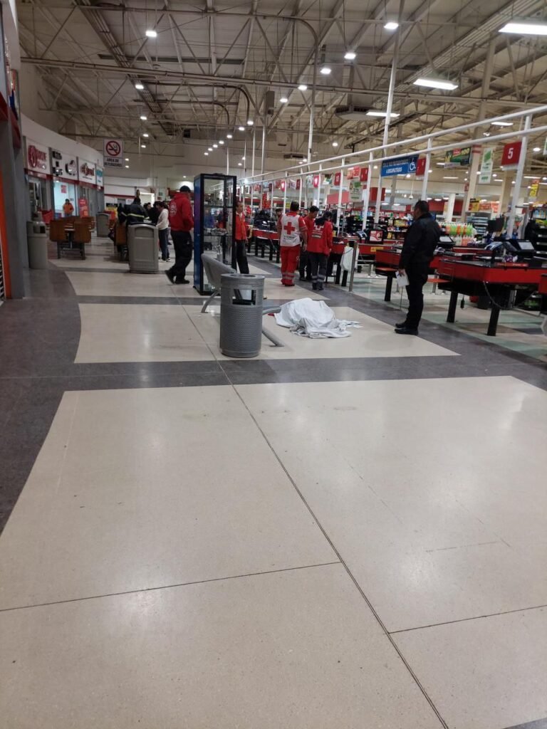 “Cerillitos” de la tercera edad, entre la discriminación y el abandono en supermercados