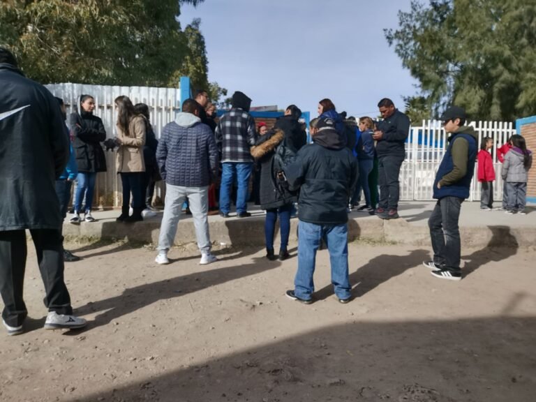 Madres de familia cierran escuela por falta de maestro