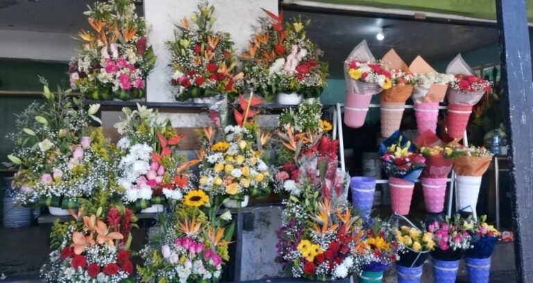 Floristas se preparan para el Día de San Valentín