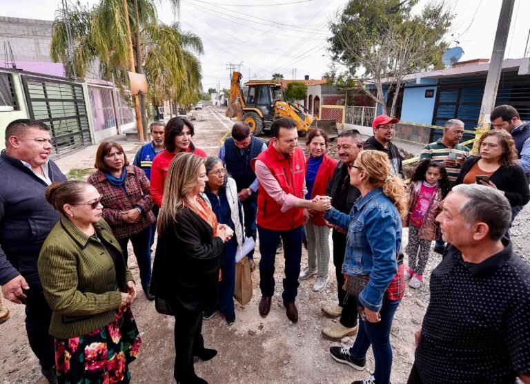 Vecinos de calle San Pedro ya no sufrirán de aguas negras en sus casas