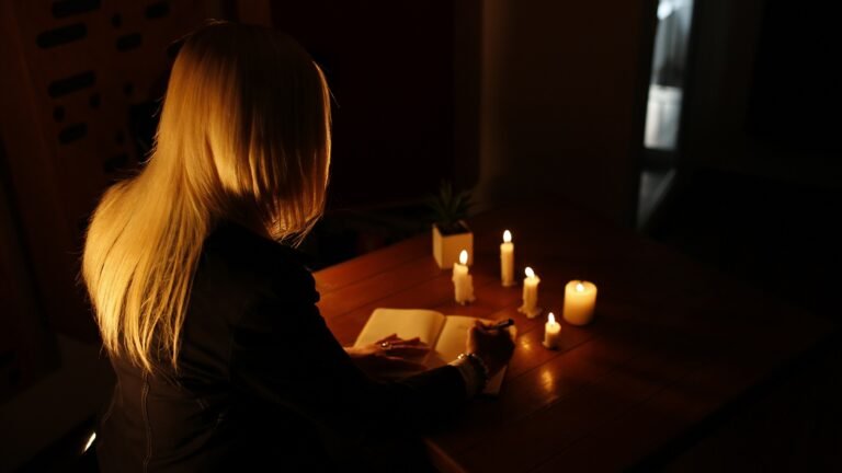 “Ángel” presenta el impactante libro “Por el honor de los cielos: las sombras del pasado no pueden apagar tu luz”