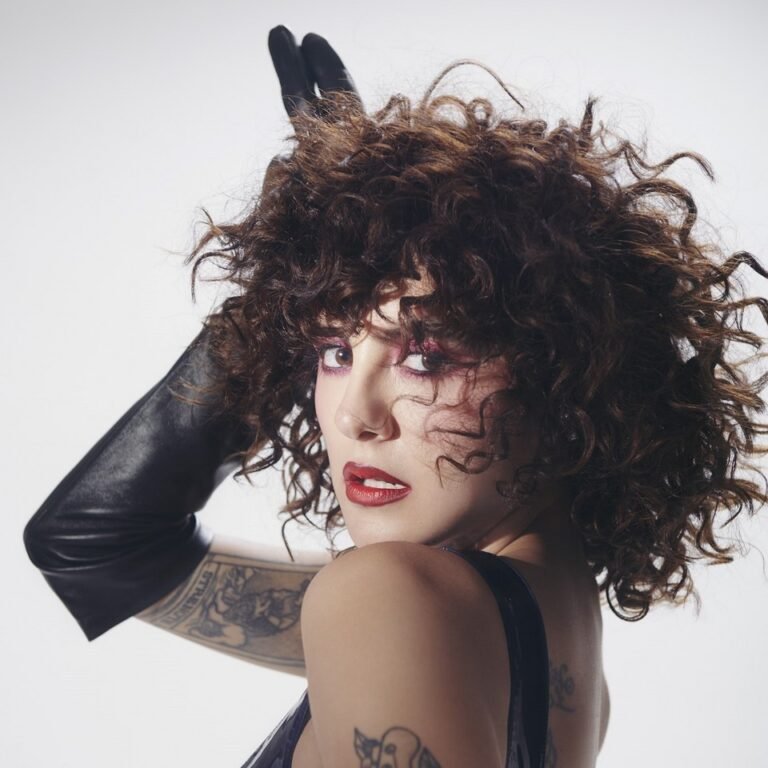 Renee presenta “El Disfraz”, una fantasía pop para el amor propio