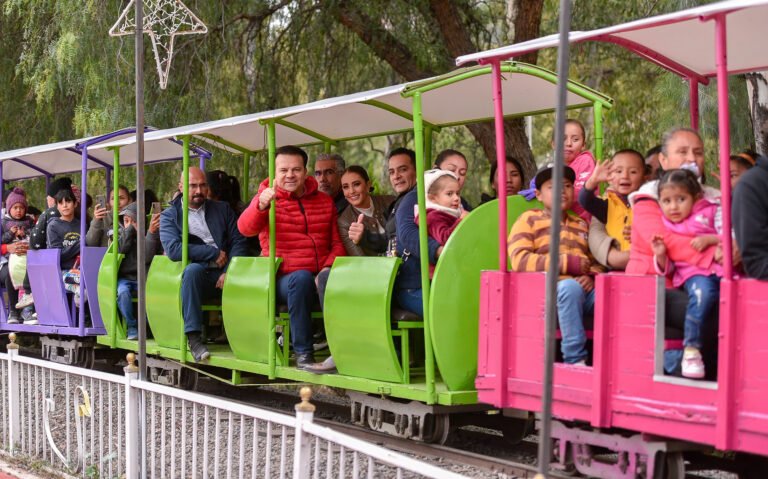 Disfrutan duranguenses y visitantes del trenecito que Esteban y Toño reconstruyeron para todos