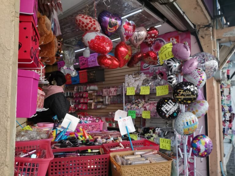 Vendedores se preparan para San Valentín