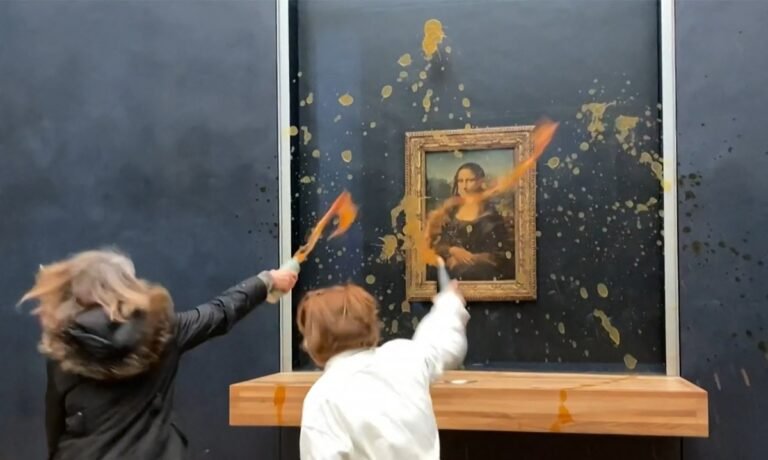 Activistas lanzaron pintura a la Mona Lisa