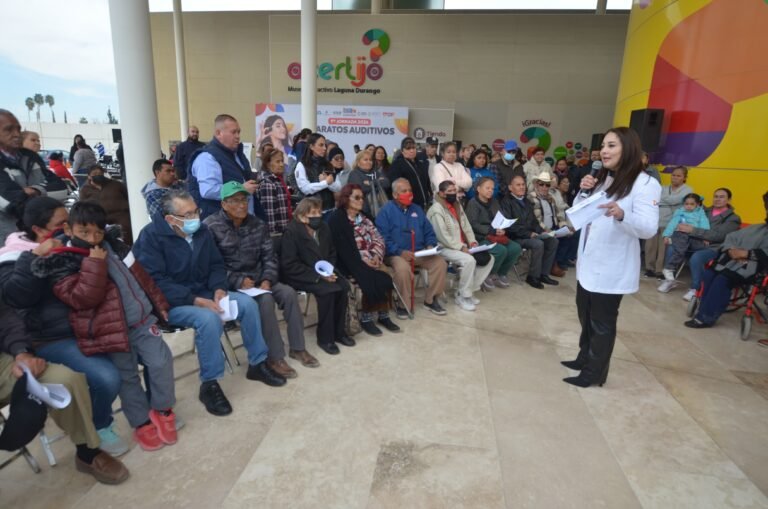 Gobierno regresa la esperanza a cientos de duranguenses al entregar aparatos auditivos
