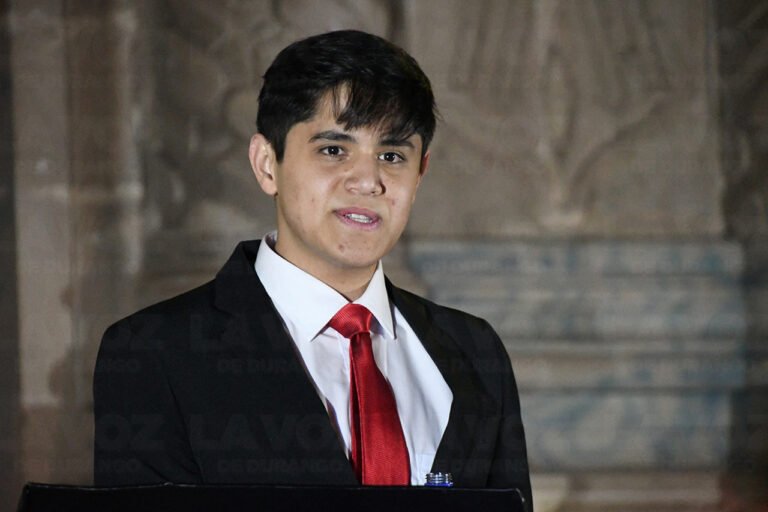 César Medrano y el Grupo Musical de la FCCFyD protagonizan el foro cultural universitario