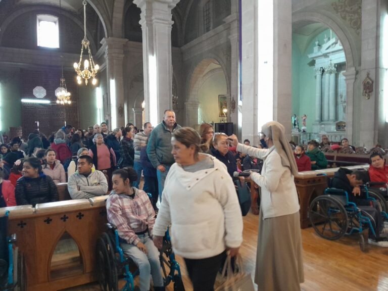 Feligreses reciben la imposición de ceniza