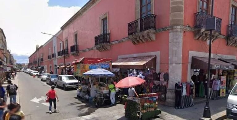 Comerciantes afectan tránsito peatonal y vehicular: Inspectores