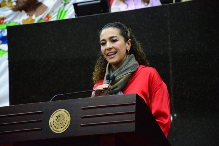 Escrituración social beneficia a las familias: Gaby Hernández