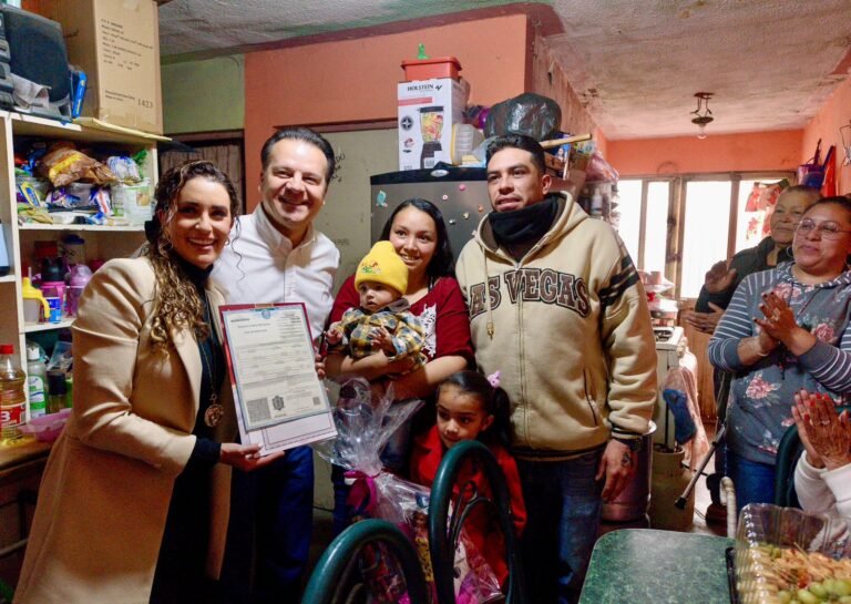 Como testigos de honor, Marisol y Esteban atestiguaron el amor de miles de parejas que formalizaron con “Uniendo Corazones”