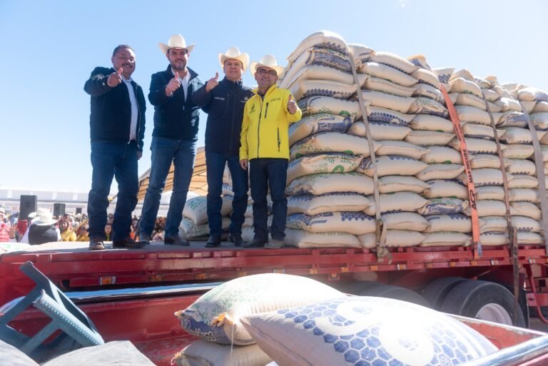 Lleva Esteban semilla de avena y bordos de abrevadero a productores de Guadalupe Victoria