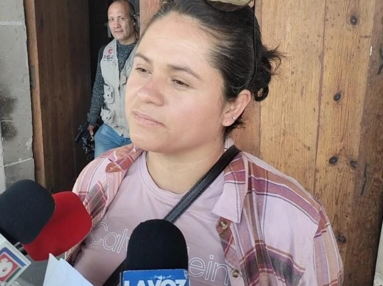 Madre busca apoyo para su hija con hipoacusia profunda