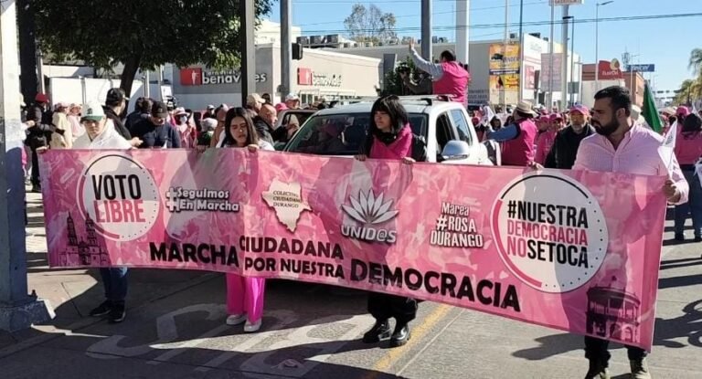 Marchan duranguenses en defensa de la democracia