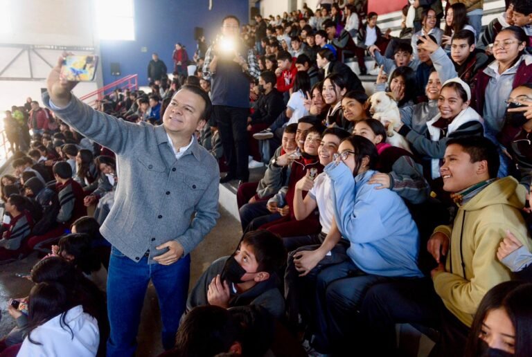 Padres de familia y comunidad escolar se suman al compromiso de Marisol y Esteban con la niñez y la juventud