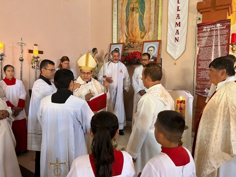  Toman posesión a tres párrocos y a capellán