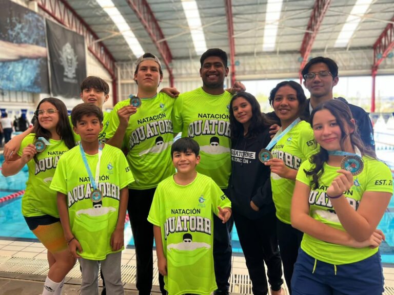 Nadadores a la alberca