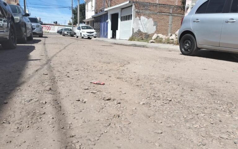 Persisten los baches en Jardines de San Antonio, denuncian ciudadanos