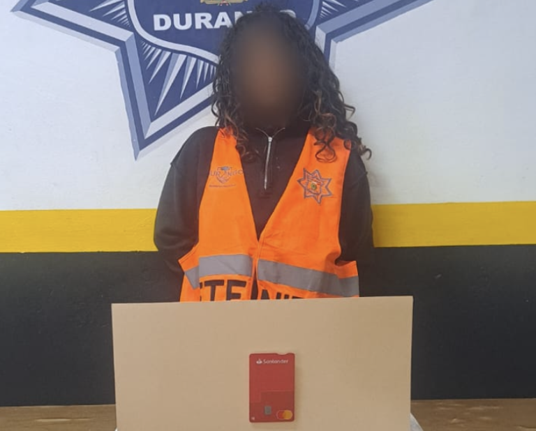 Arrebata tarjeta de débito a mujer al interior de un banco