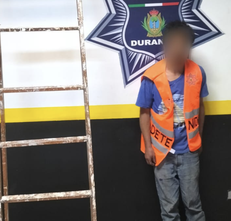Roba escalera de casa habitación en la J. Guadalupe Rodríguez