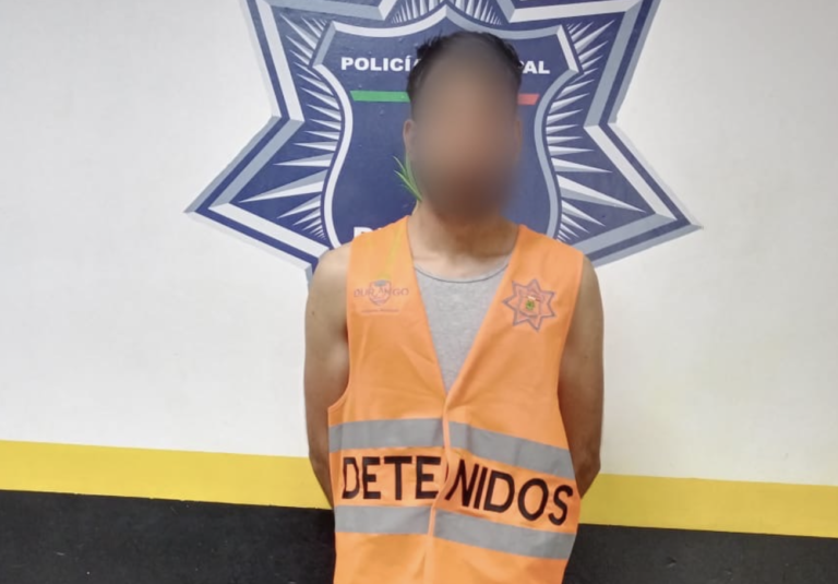 Se roba bolso de mano de un auto en Jardines de Durango