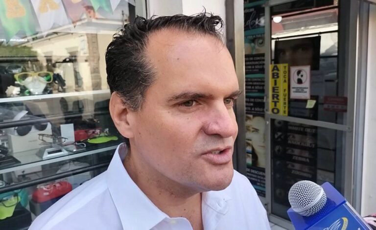 Treinta días de aguinaldo, una propuesta ridícula. Mauricio Holguín