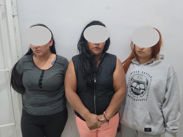 Mujeres le destrozan la casa a Viridiana en Los Encinos