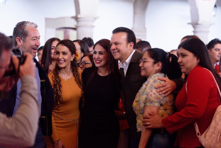 Reconocen Marisol y Esteban la labor de oficiales del Registro Civil