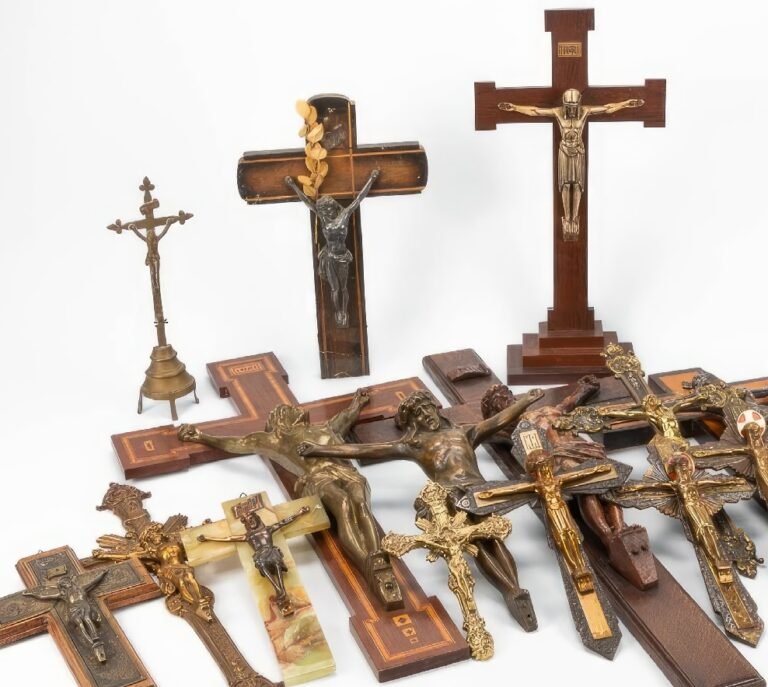 Este jueves sé parte de la exposición “Crucifijos”