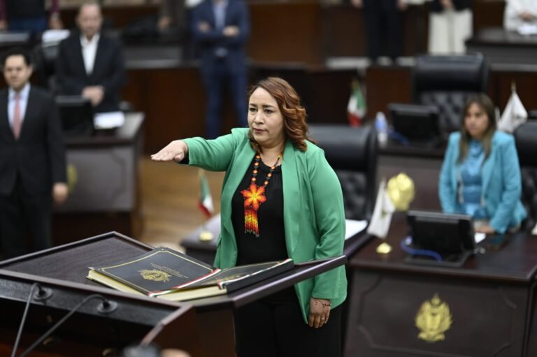 Rinden protesta tres nuevas legisladoras