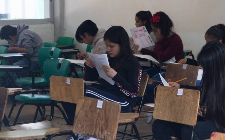 Debate entre padres y autoridades, uso de celular en escuelas