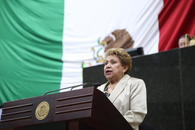 Necesario restringir uso de celular en clases: Triana Martínez