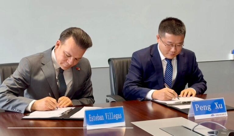 Directivos de Yutong y Gobernador signan carta entendimiento durante gira a China