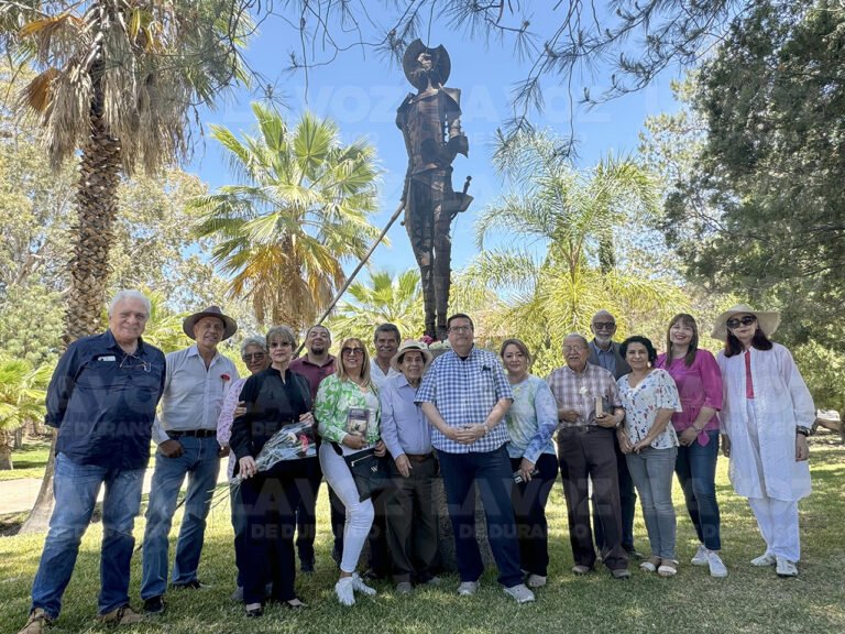 Entregan flores para El Quijote