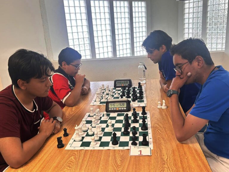 José se lleva los alfiles rojos