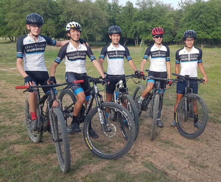 Ciclistas en el macro regional