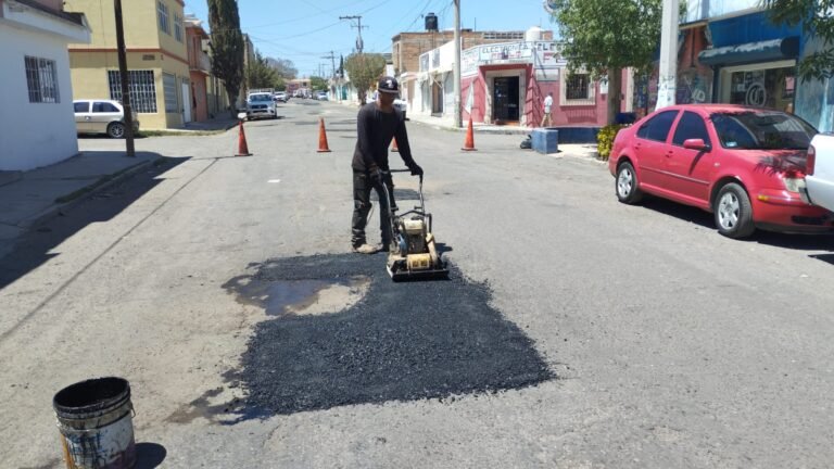 Realizan trabajos de reparación en calles y avenidas