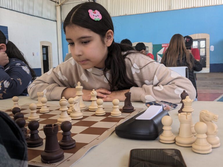Niños a jugar ajedrez