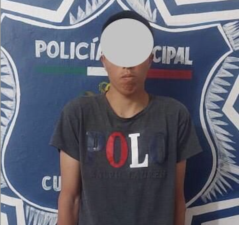 Pervertido sujeto espiaba a jovencita mientras se duchaba