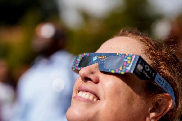 Para prevenir daños en la vista por el eclipse, regalarán lentes en Plaza IV Centenario