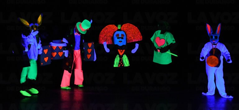 Producciones Teatrales Faro ennegrece el escenario con “Alicia en el País de las Maravillas”