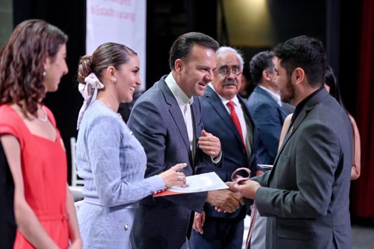 Regala Esteban corbata a universitario porque le gustó